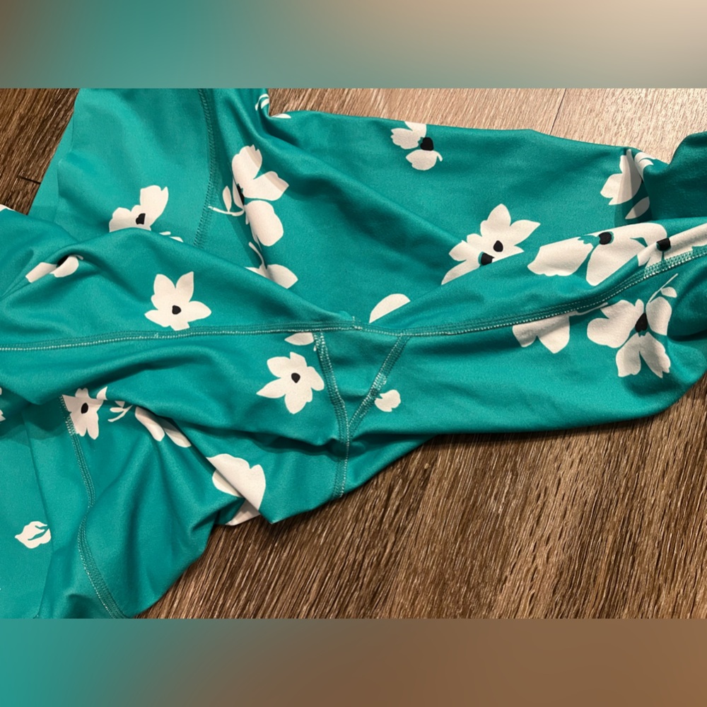 SOLD Fabletics Define PowerHold® High-Waisted 7/8 Legging in Bali Jasmine Print - Picture 5 of 6